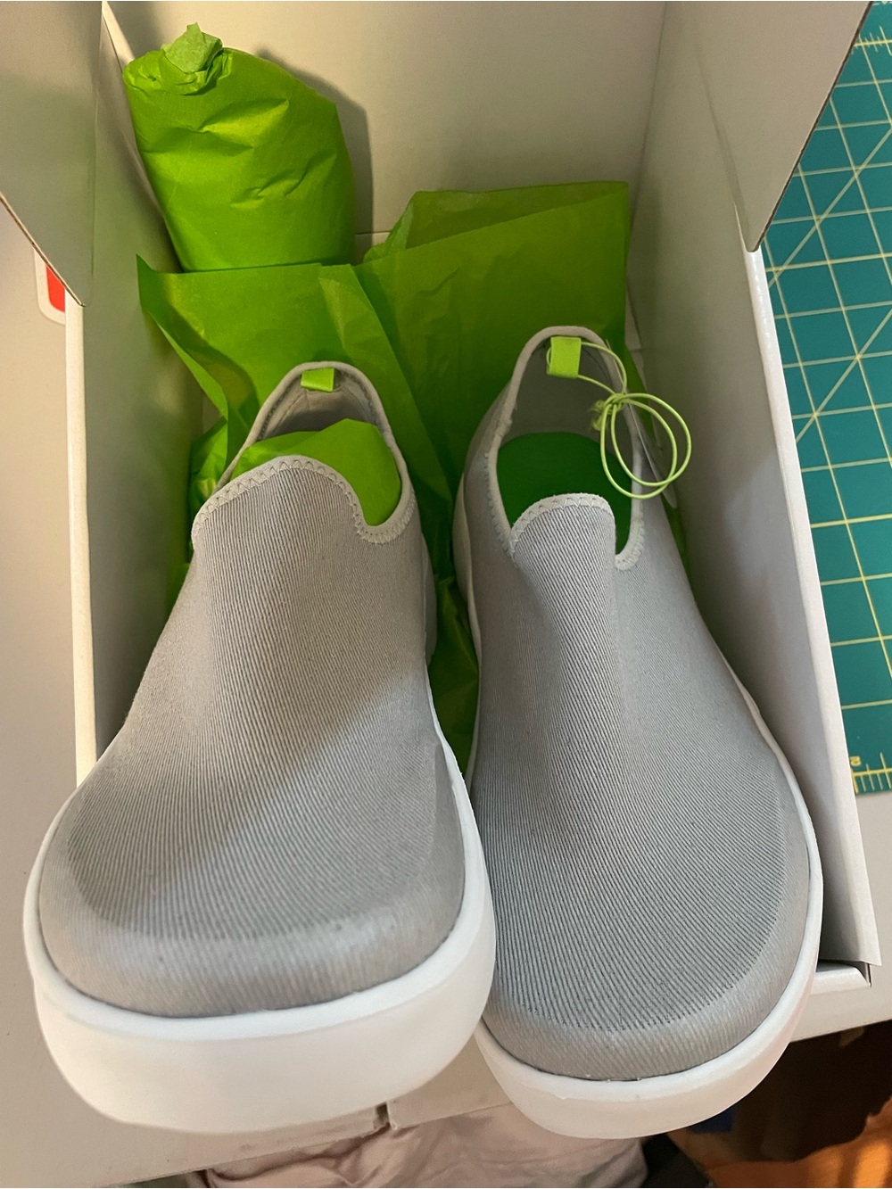 OOFOS Women's Slip-On Anti-Fatigue Sneakers 8W in Light Gray - Picture 2 of 5